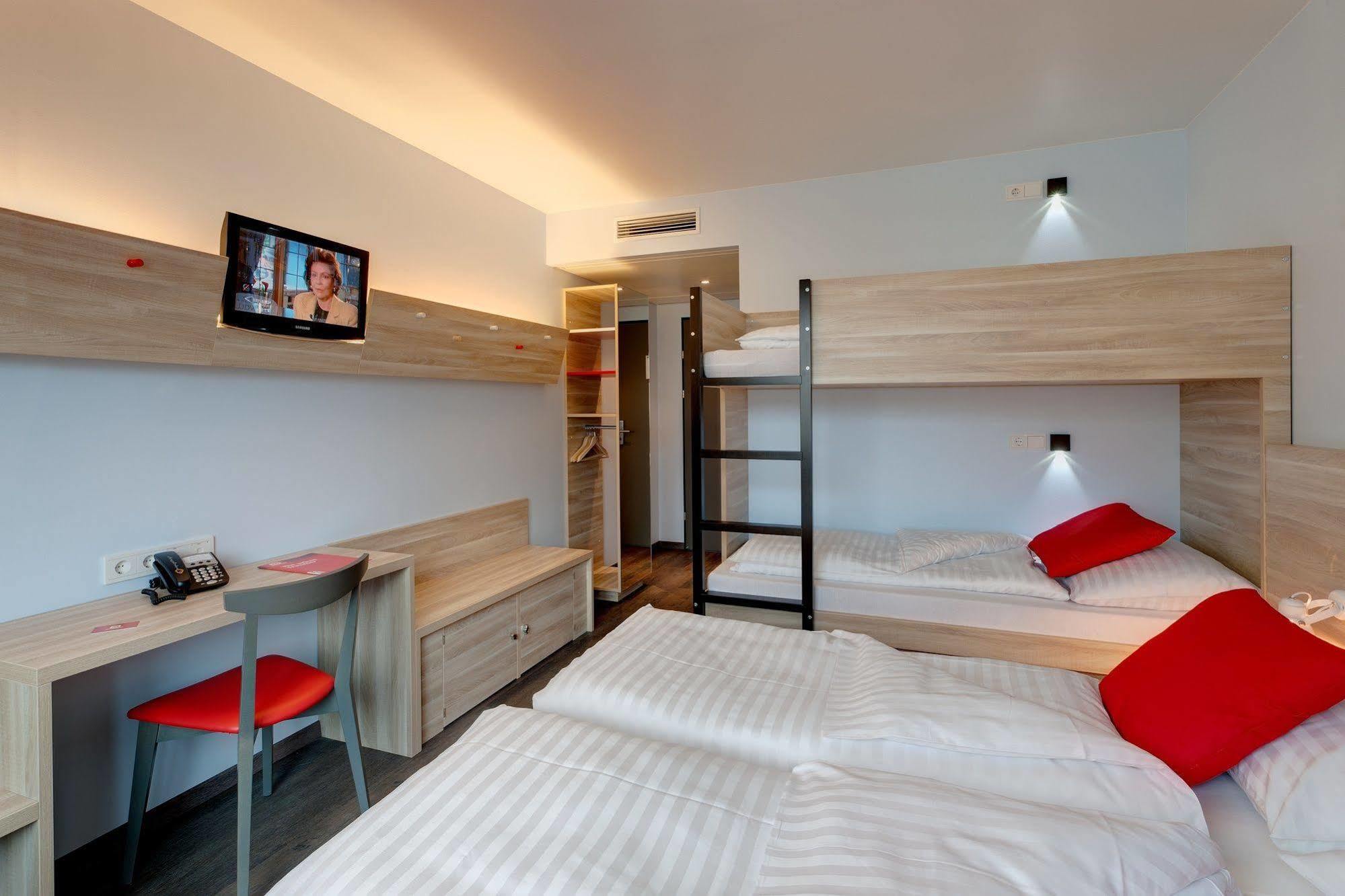 Meininger Hotel Wien Downtown Franz Экстерьер фото